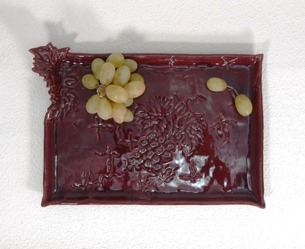 Weinrotes Tablett mit Traubendekor