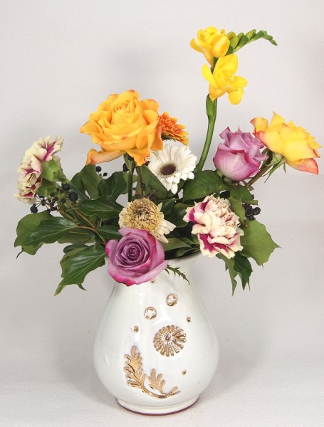 Bauchige Vase in Elfenbein mit Echtgolddekor